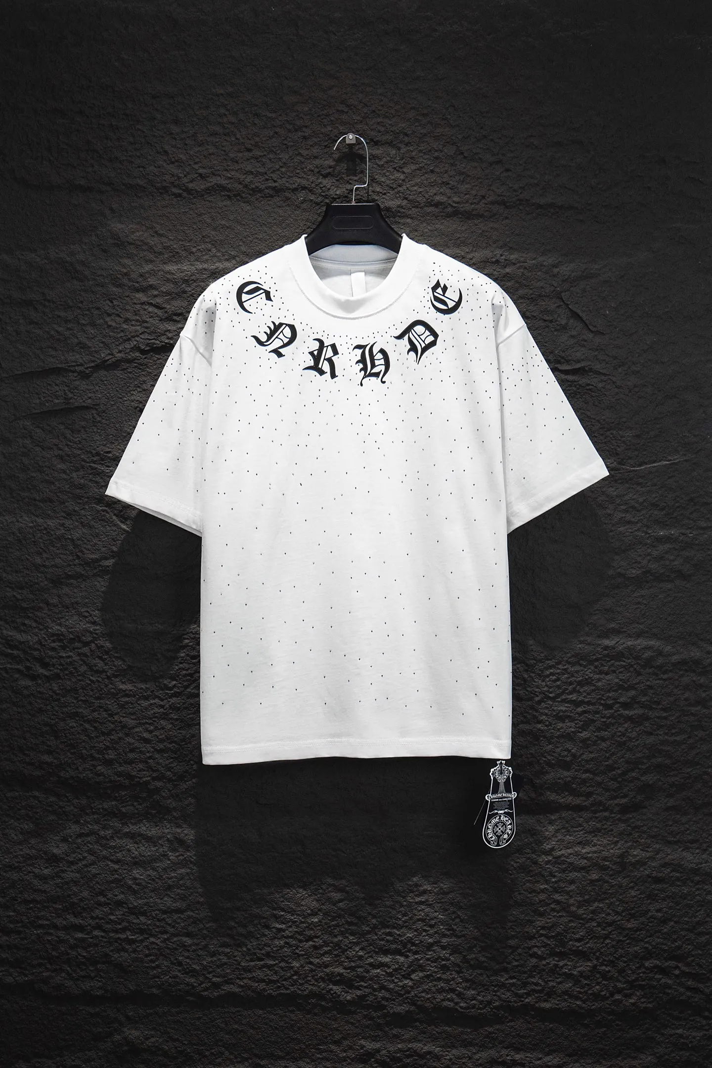 P200 🆕Chrome Hearts 25ss os version is really charming and Chrome Hearts is really a must-have. Every season’s new version is made to the extreme. It is very practical and can be worn casually. Nice✔️ - ⚠️100% cotton. It is made of 32-count double yarn, 260-gram weight fabric and imported knitted needle carded cotton. It has moderate thickness, drape and contour, and the upper body is comfortable! ! It is very tolerant to fat body types and can instantly lose five pounds after wearing it!  Specially ordered many Austrian hot diamonds, which have the bling bling effect of natural crystals under the light, with multi-faceted reflective points, and the production cost is extremely high. The laser molding includes a computer engraving machine and a laser machine, which are accurate in units of particles. Finally, it is hot and set at high temperature. After the hot ironing, the firmness needs to be tested repeatedly on the hot stamping. It can show colorful reflections under the light. The collar webbing extends to the shoulders for reinforcement, and the stitching at the joints. The hem and cuffs are all made with 0.2mm stitch double-thread stitching. They are carefully produced at a high cost. The attitude of making goods with a magnifying glass restores the quality and effect of the product. The full set of customized accessories only presents every detail to the customer. Printing is done using film printing. 50,000 positioning is very time-consuming. The body is treated with silicone elements, which greatly increases the interest of the clothing; unique visual effects. After special treatment, a unique effect is formed. An irregular hem is added to the version. This year's Kroxin is the main version. In the past two years, the oversize version has become the focus of the trend and has been a popular staple in the past two years. The change of designers has made this brand an instant hit. The progressive fashion of the times also needs the blood impact of fresh elements and trendy designs in order to continue its glory! It’s stylish both inside and outside, a must-have for high street travel! An absolute "eye-catching style" that can match couples 💏 Color: Black White Size: S M L XL